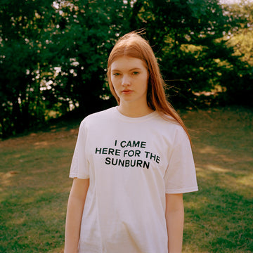 „Ich bin wegen des Sonnenbrands hier“-T-Shirt – Klassisch